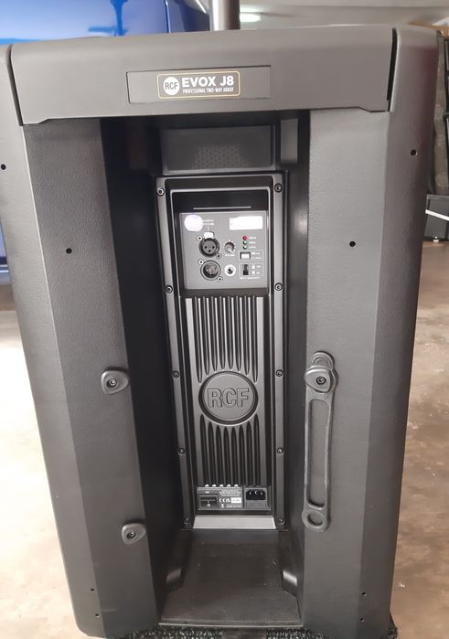 Coluna Array RCF Evox J8 como nova
