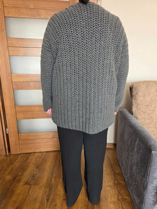 Sweter damski zrobiony na szydełku
