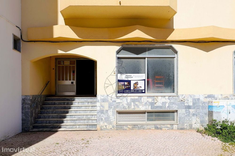Praia à Porta: Espaço Comercial com Potencial Residencial em Armação d