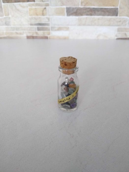 Pamiątka z gór buteleczka z kamieniami