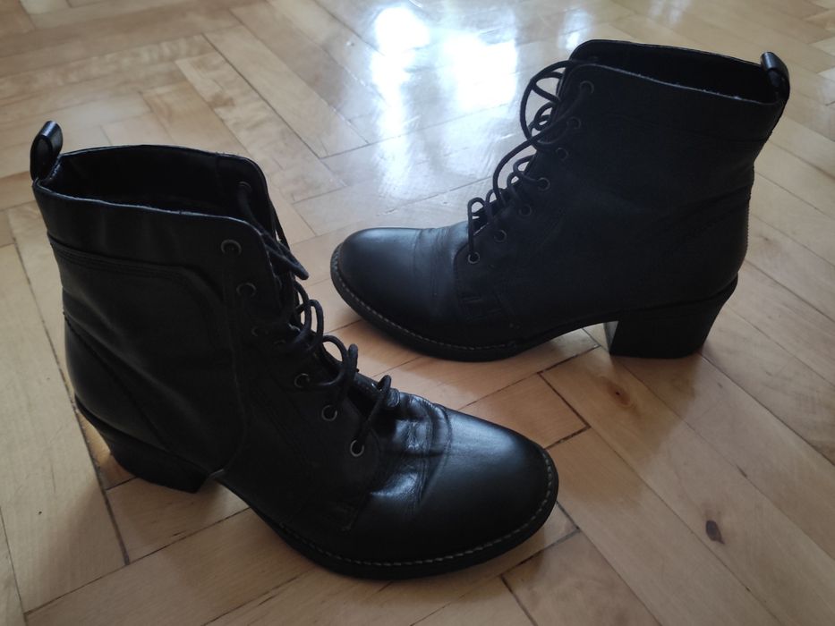 Czarne wiązane botki na obcasie