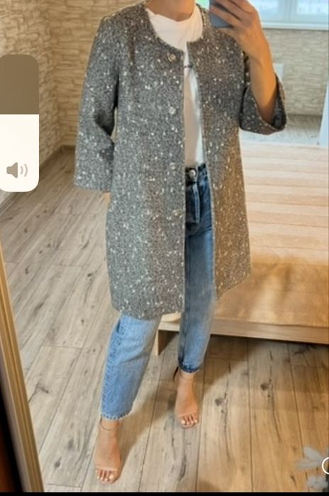 Сіре легке коротке жіноче пальто