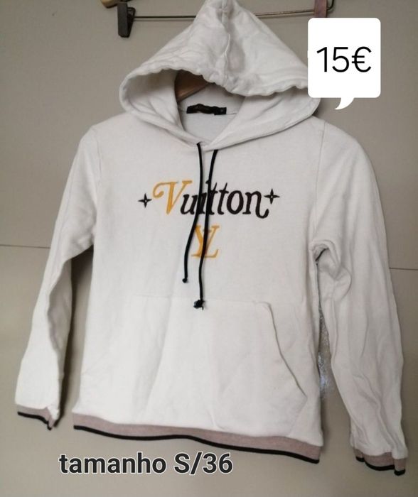 Camisola com capuz.
