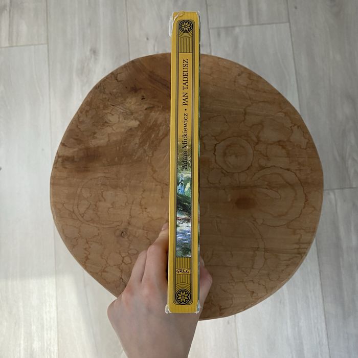 lektura szkolna książka “Pan Tadeusz” autorstwa Adama Mickiewicza