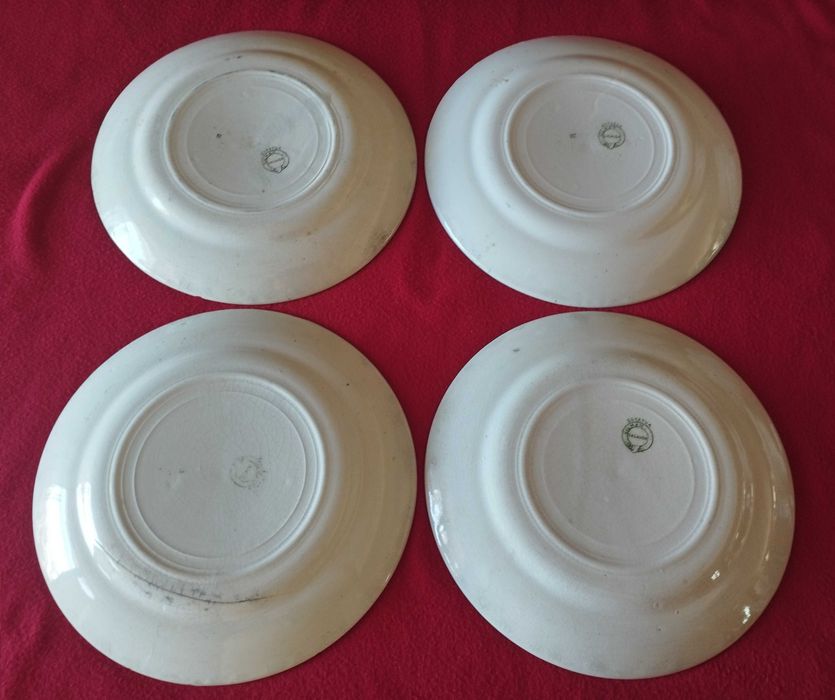 Conjunto de 4 pratos rasos antigos são da Real Fábrica de Sacavém