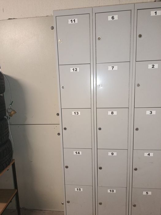 Szafki metalowe, 3 x 5 oraz 2 duże zestawy po 2