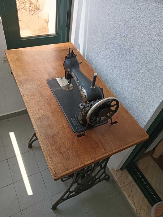 Máquina de Costura c/ móvel SINGER