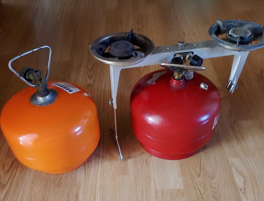 2 małe butle gazowe plus kuchenka
