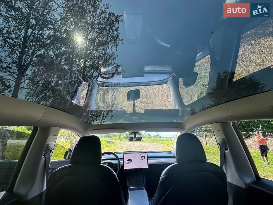 Tesla Model Y Long Range Dual Motor AWD • 2021