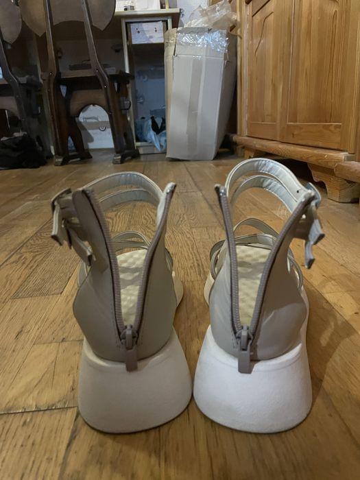 Босоніжки на платформі