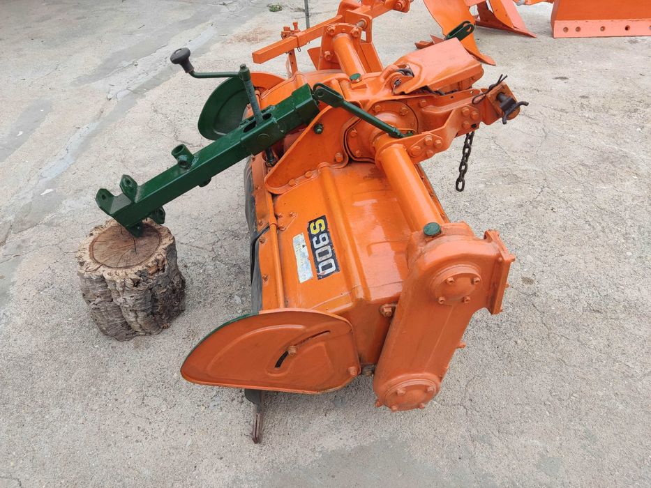 Tractor Kubota B5000 com diverso equipamento