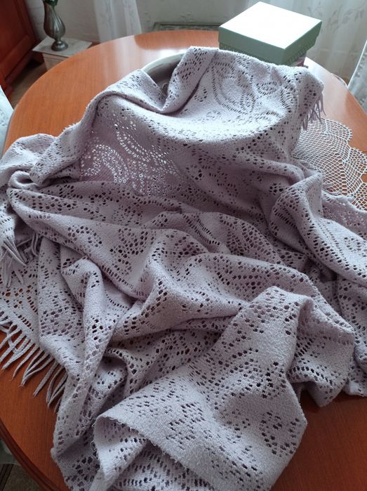 Śliczny, ażurowy koc dla dziecka Zara Kids w jadnofioletowym kolorze