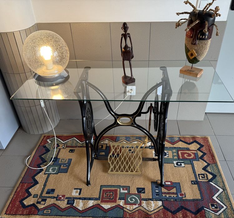 Mesa de nadeira maciça em pés Singer