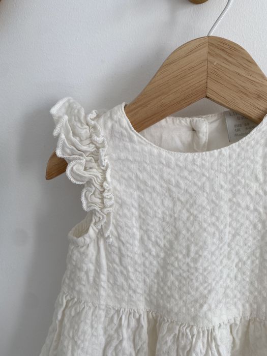 Sukienka kremowa lindex 68 teksturowana falbanki jak newbie