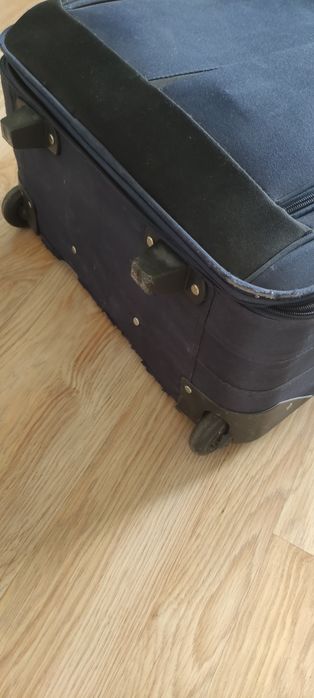 Duża walizka granatowa