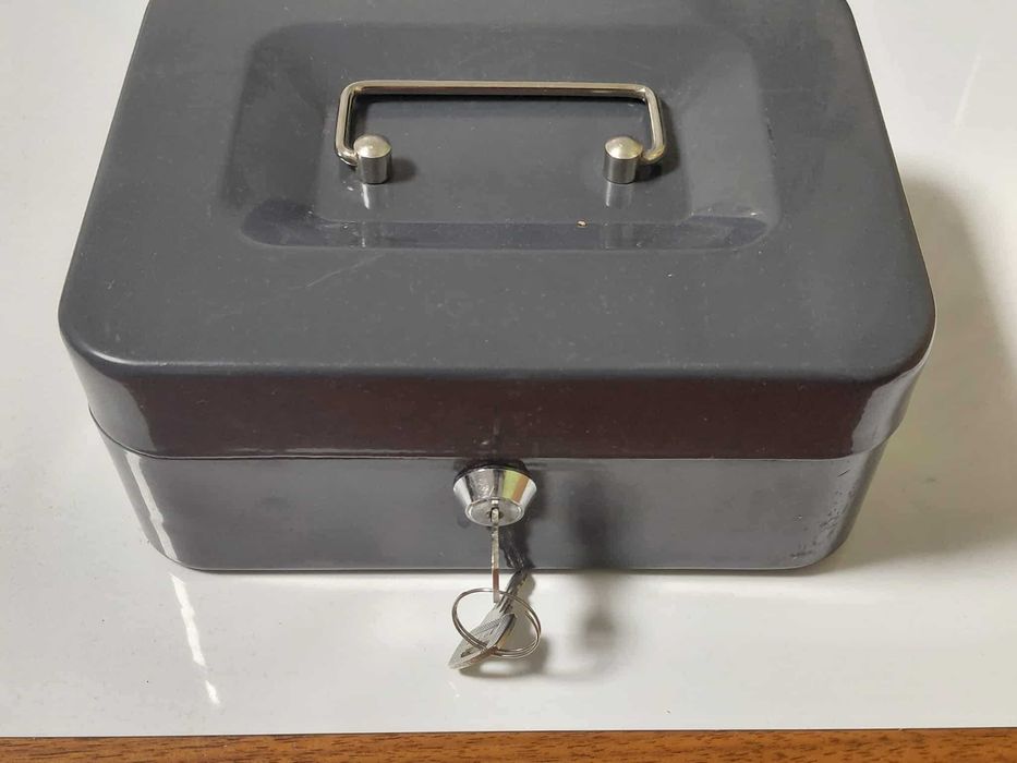 Mała metalowa skrytka na pieniądze z zamkiem na klucz