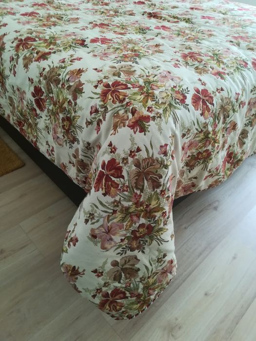 Conjunto de edredão e duas almofadas com fronhas