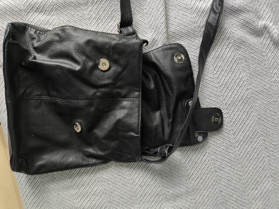 Czarna damska torebka miejska.