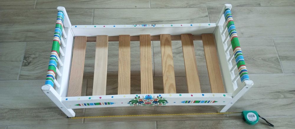 Łóżeczko dla lalek, rekwizyt foto