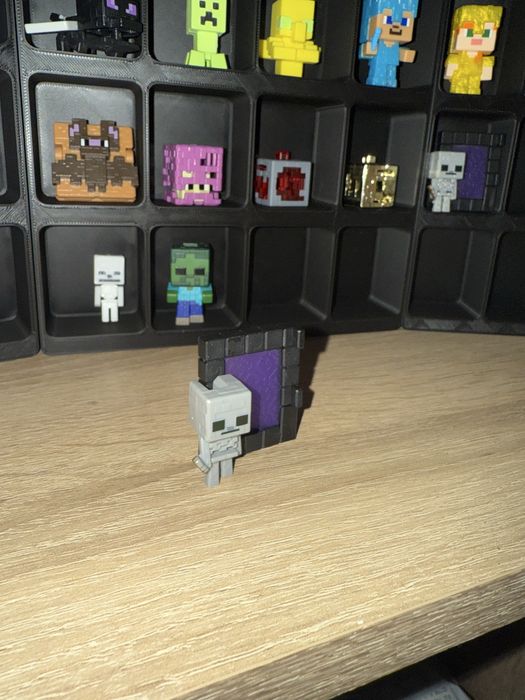 Обміняю фігурку майнкрафт скелет з порталом