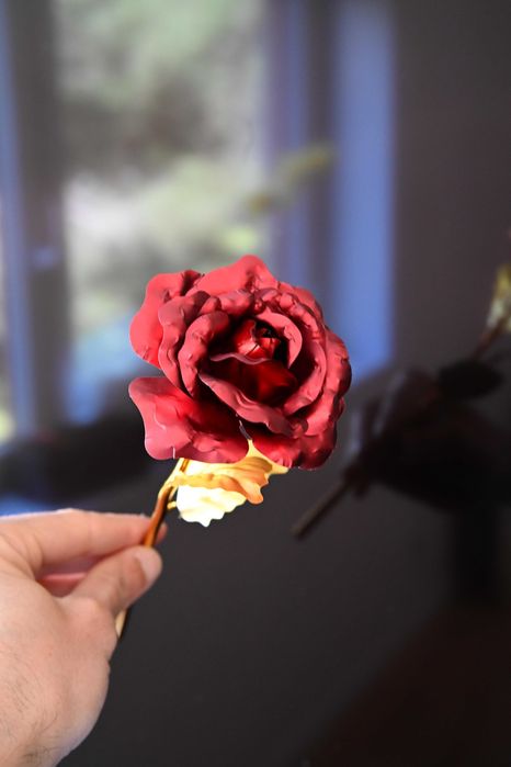 Rosa Decorativa Vermelha e Dourada