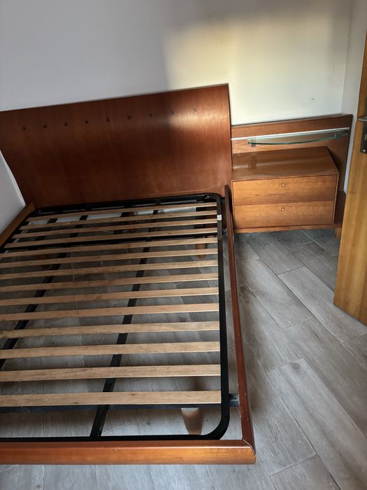 Cama de casal com estrado e duas mesas de cabeceira