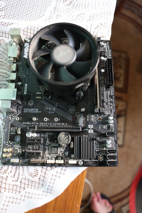 płyta  - Gigabyte GA-A320M-H  (2 PCI-E x1, 1 PCI-E x16, 1 M.2, 2