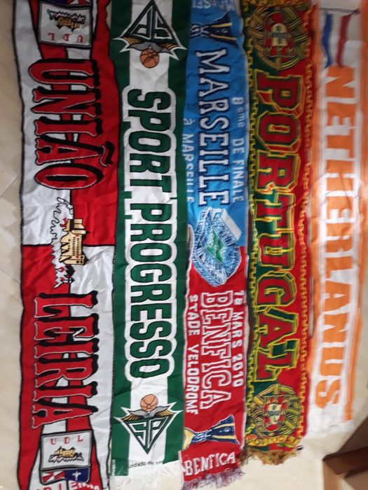 Varios cachecóis a varios preços