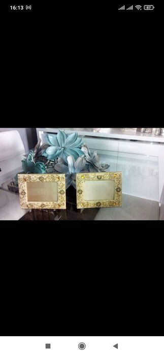 2 molduras dourado e cetim amarelo com bijuterias