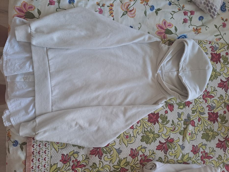 Худі Zara .Може вважатися й офіційним стилем тому що є як сорочка-худі