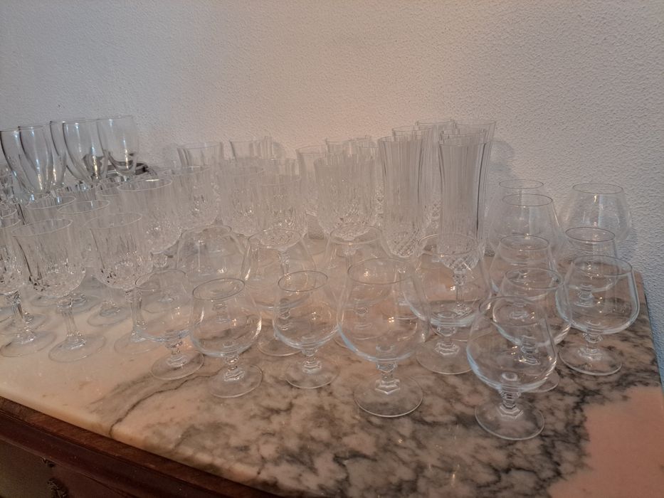 Vários copos em vidro e cristal