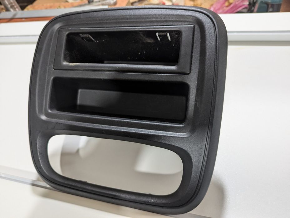 Продам рамку панелі Renault Trafic 3