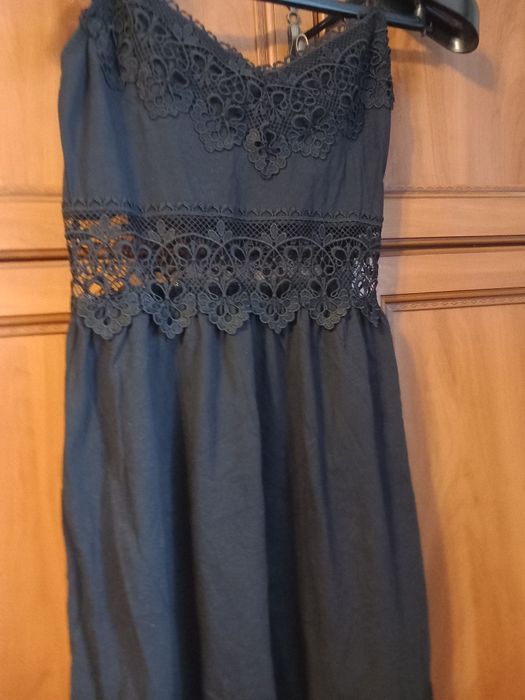 Czarna tunika z azurowym zdobieniem 38