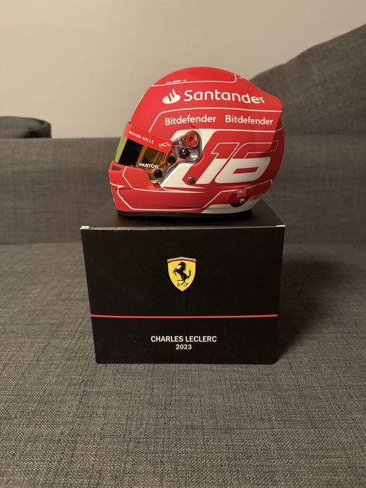 F1 Charles Leclerc Kask Kolekcjonerski Ferrari 2023 w skali 1:2