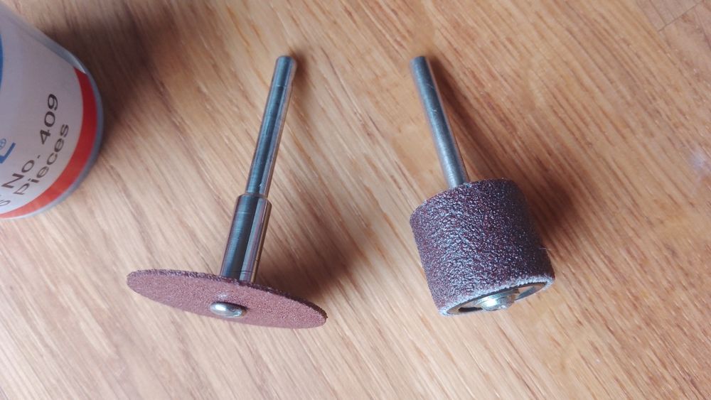 2 Trzpienie + tarcze Dremel 409 + rolka Dremel 432