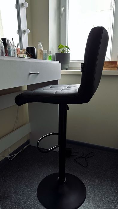 Барний стілець, стульчик візажиста бровіста