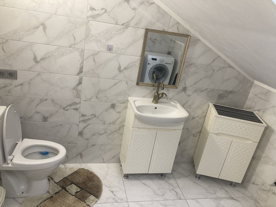 Здача по Вул. Залізничній  одніє кімнати в трьох  кімнатному будинку !