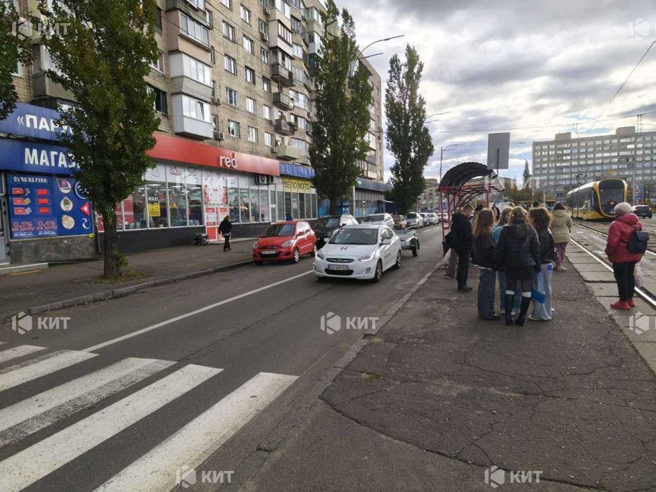 Оренда! Фасадне приміщення Дарницька площа 228кв.м.