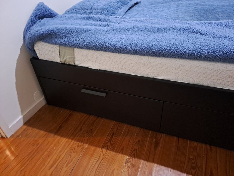 Cama de casal preta com gavetas