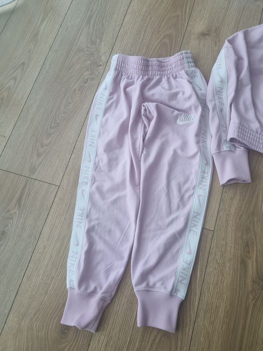 Dres dziewczęcy Nike różowy 122 - 128