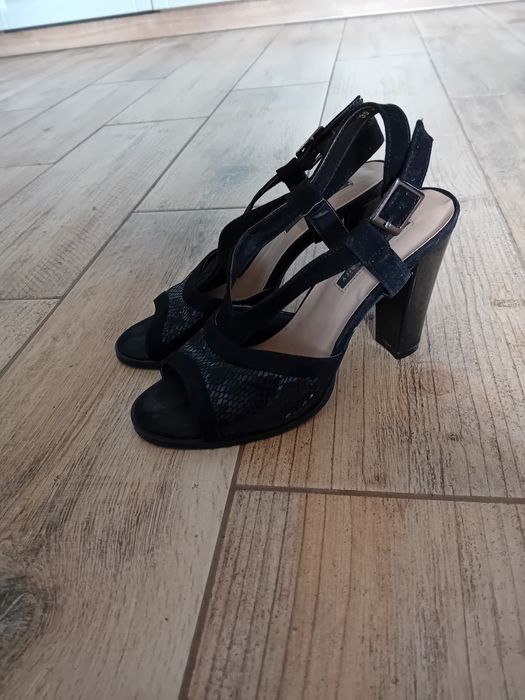 Śliczne sandaly damskie jak nowe 39