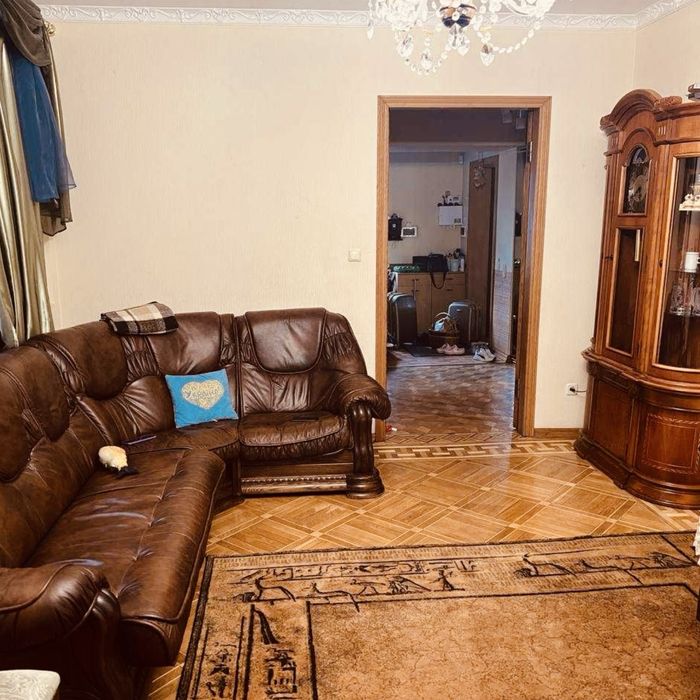 Дом вблизи метро Хол.Гора.Рядом с/м Класс. 240 м2. Старт 180000$.