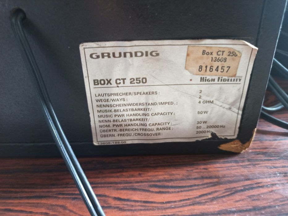 Colunas Grundig de madeira