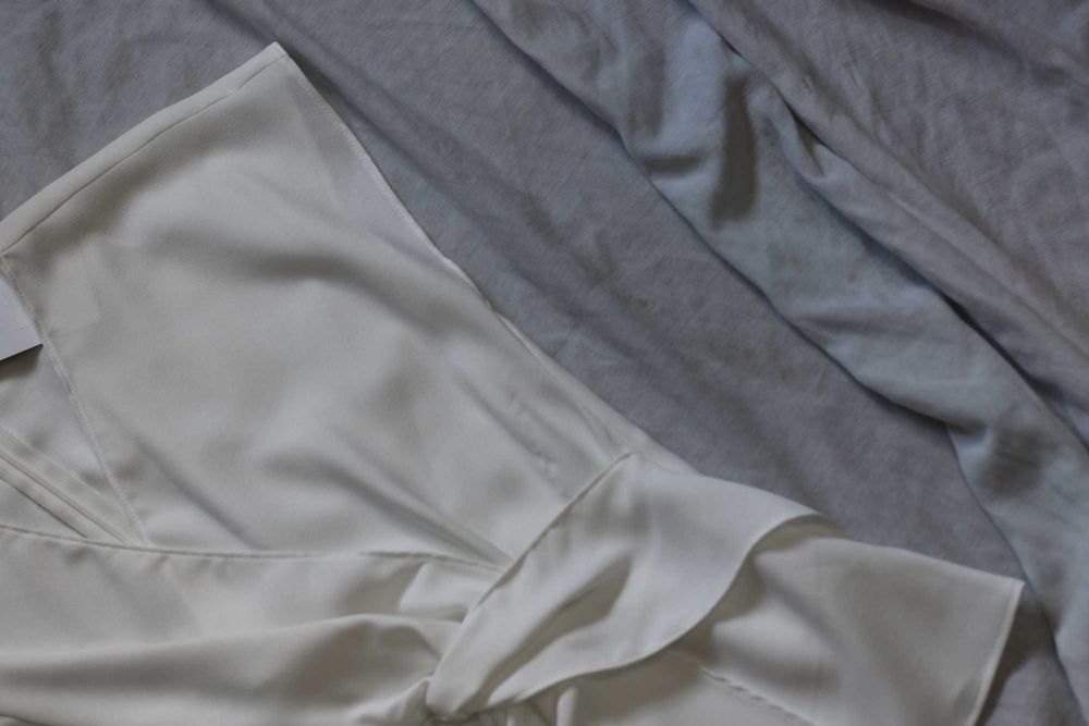 Blusa silhueta assimétrica com detalhe de nó