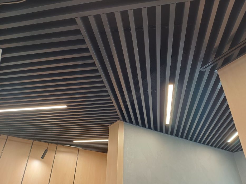 Грильято, Армстронг, Рейкові стелі