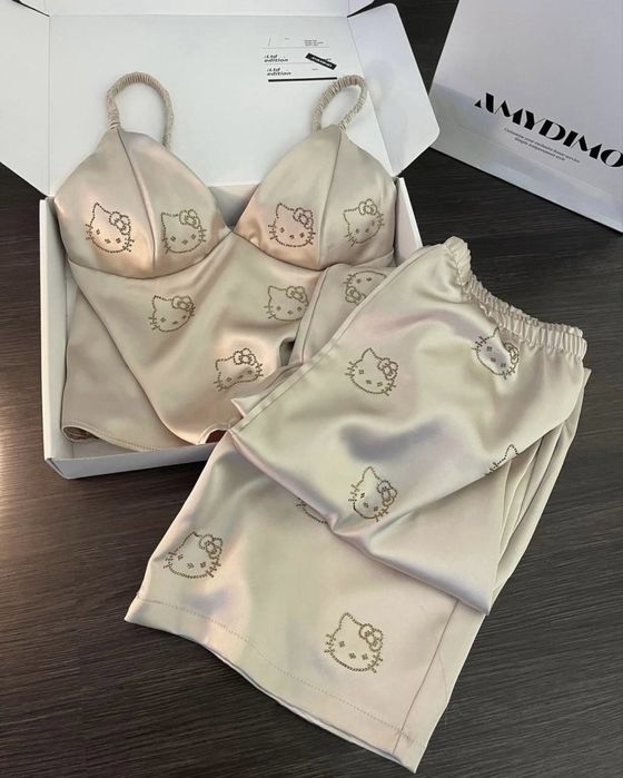 Піжама жіноча/ піжама з хелоу китти/ шовк Армані/ піжама з камінцями