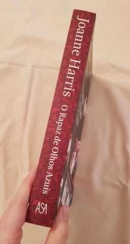 Livro "O Rapaz de Olhos Azuis" de Joanne Harris