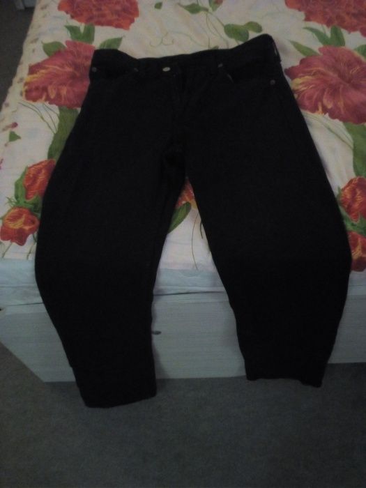 Чёрные строгие джинсы.