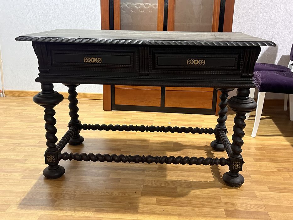 Comoda com detalhes escura