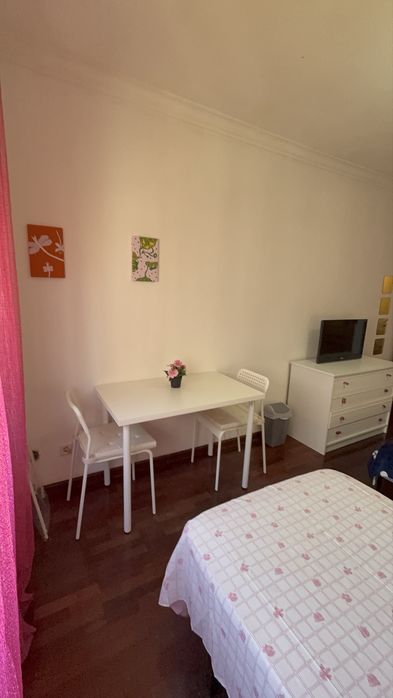 QUARTO mobiliado familiar em Massamá a 600 m da estação de comboio